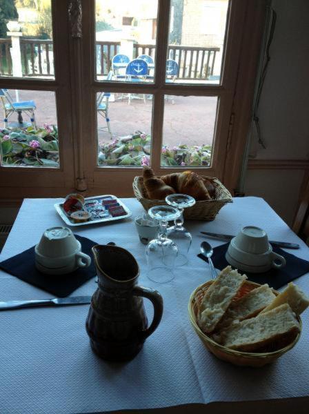 Restaurant & Chambres D'Hotes L'Eau Vive Fatouville-Grestain Экстерьер фото